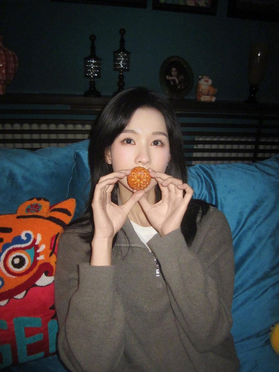 抬头看看月亮吧🌕🥮
#中秋小圆满# ​
