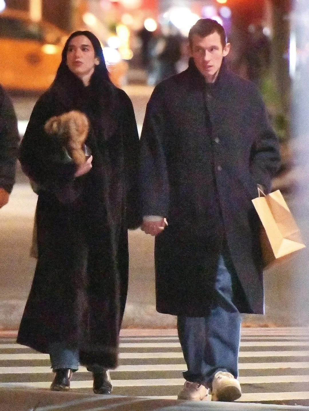 啪姐和姐夫大衣情侣装压马路，高颜值有氛围