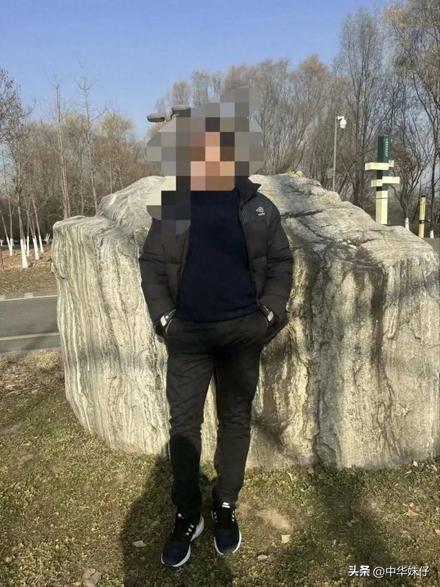 好心帮姐姐调解婚姻，到场十几秒就被姐夫捅死，一条人命，毁两个家庭

都说清官难断家务事。
有时候帮亲人出头，竟会赌上自己的性命。

2026年元旦凌晨，陕西咸阳。
38岁的刘某接到母亲电话，赶来姐姐家中处理夫妻纠纷。

谁也想不到，他刚抵达现场，前后仅仅十几秒。
几句简单争执过后，姐夫李某掏出提前备