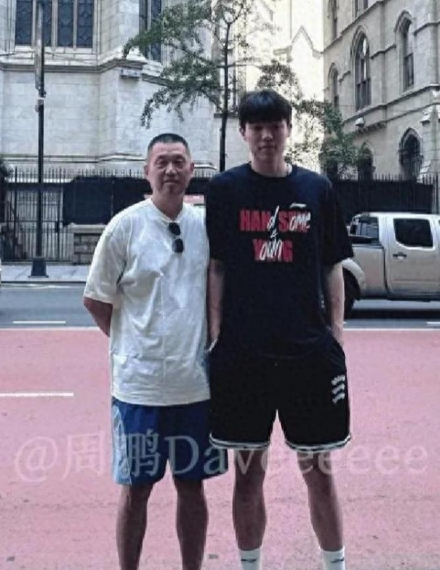 杨瀚森的父亲杨霖，山东淄博人，57岁，身高1.97米。 
他从事普通工作，也是当地有名的业余篮球好手，年轻时相貌出众，虽没能走上职业道路，却始终热爱篮球。 
 
杨霖在36岁那年有了儿子杨瀚森。当时杨霖发现杨瀚森体型偏胖，为了帮助杨瀚森减肥，杨霖在2016年把11岁的杨瀚森送进了淄博市体育运动学校。