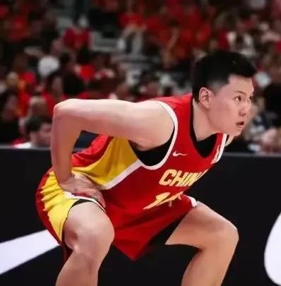 铜牌战，中国男篮70比79被伊朗逆转，第四名收官。李弘权末节确实炸了，连拿11分，三记三分把13分坑填到只剩1分。他CBA三分命中率42.9%，底子不差。但全队就两人得分上双，胡明轩2投0中。伊朗三分33中15，我们21中7，光外线就输24分。郭士强赛后说得直白：“整个过程都没有对手做得好”。李弘权