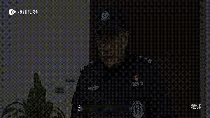 《藏锋》今晚播出第八集，谭彦再遭打击，季敏提出离婚。
自以为最能揣摩领导心思最懂战略布局的市局宣传处副处长谭彦，眼睁睁看着几乎到手的处长之位被赵副处长坐上了，自己反被“赶出”机关到特警支队当挂职政委！这一肚子委屈和不满还未及消化，在红叶派出所当副所长的妻子季敏突然向他提出离婚！
正如季敏所言 “突然