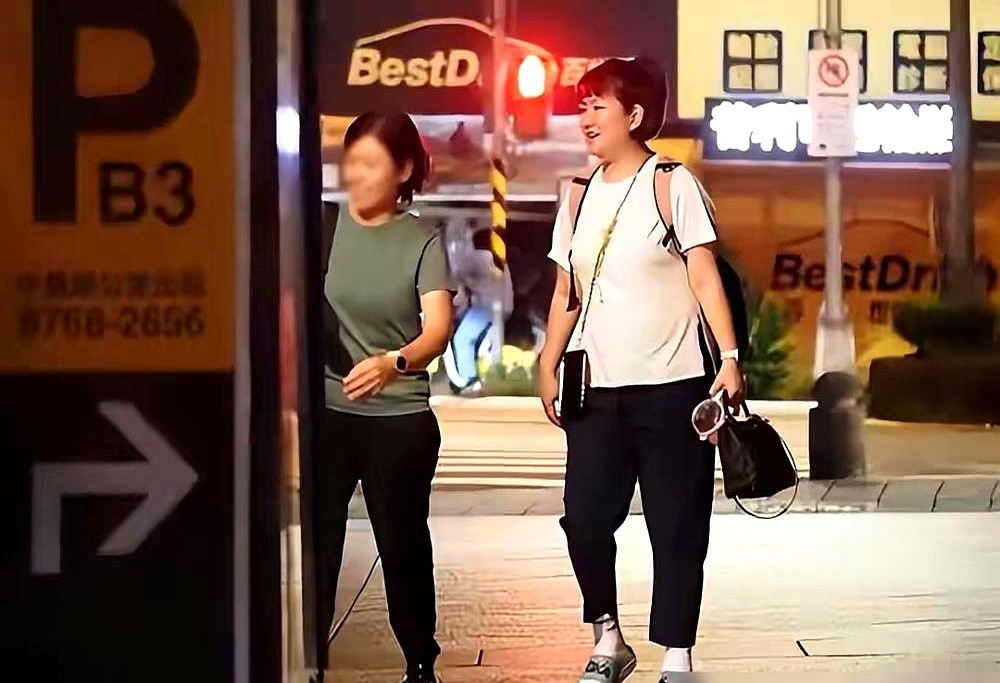 44岁的Selina顶着一头短发，挺着圆润的腰身走在街上，完全没了女明星的影子。

她连刻意吸肚子凹造型都懒得做。自从高龄生下儿子，她干脆半退圈，连健身房的铁盘都不怎么碰了。

以前拼命练线条是为了塞进高定礼服，现在踩跑步机，纯粹是怕抱不动越来越沉的胖小子。

当年那场大火扒了她一层皮，她咬着牙重新