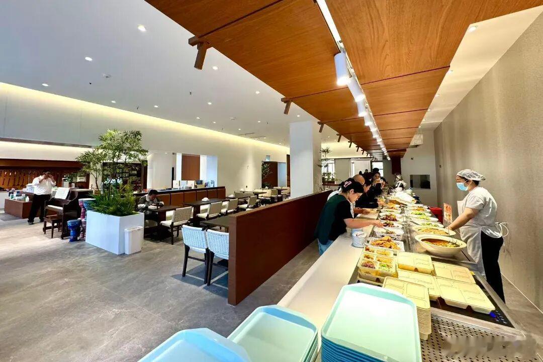 【张店：家门口建起嵌入式养老服务点】日前，记者走进位于张店区和平街道桃园社区的庆庚乐龄集健康体验中心。暖色调灯光下，几位老人正围在适老产品前试用，工作人员俯身在一旁，轻声讲解操作要点；展厅外的庭院里，另有几位老人晒着太阳、拉着家常……

据了解，庆庚乐龄集健康体验中心的适老产品展厅 ​