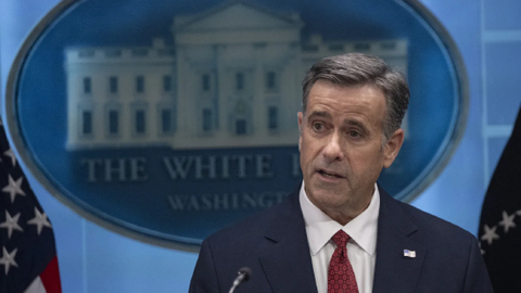 美国中央情报局CIA局长约翰・拉特克利夫John Ratcliffe（附图，60岁，生于伊利诺伊州）前往莫斯科，警告俄罗斯不要袭击北约。俄乌双方远程无人机与导弹袭击烈度不断升级，外界愈发担忧冲突进一步扩大。乌克兰总统泽连斯基表示，俄罗斯总统普京正准备让战争进一步升级。附图左为今年 4 月 6 日，美国白 ​