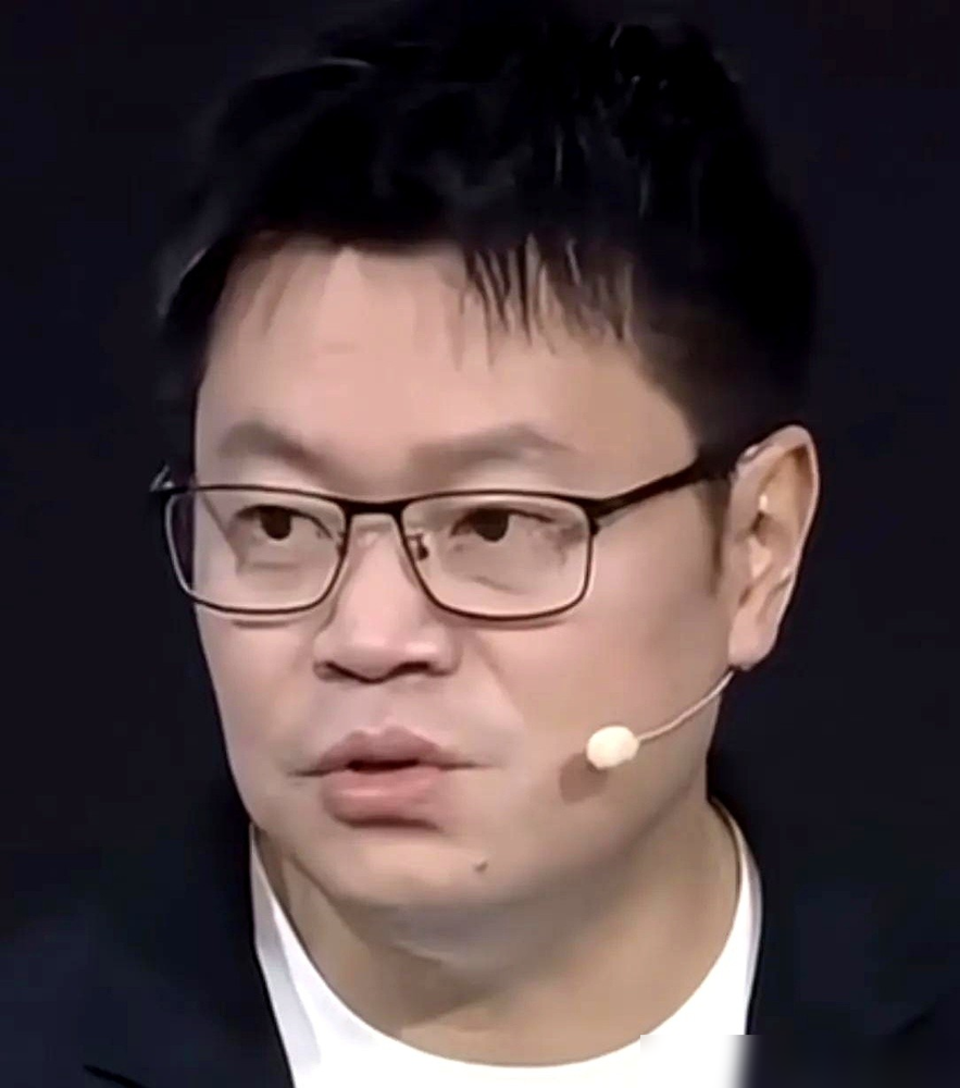 他犯错误都能夺冠，那得多可怕！
侯英超解说时甩出这句话，不是夸，是后背发凉。10月11日北京首钢园，松岛辉空半决赛4比2掀翻周启豪，决赛跟林昀儒死磕七局，4比3逆转登顶。
关键看半决赛第六局，周启豪领先时，松岛从1比6一路追分。侯英超急得直喊：慢一点、慢一点，哪怕吃张黄牌也得把节奏摁下来。没用。