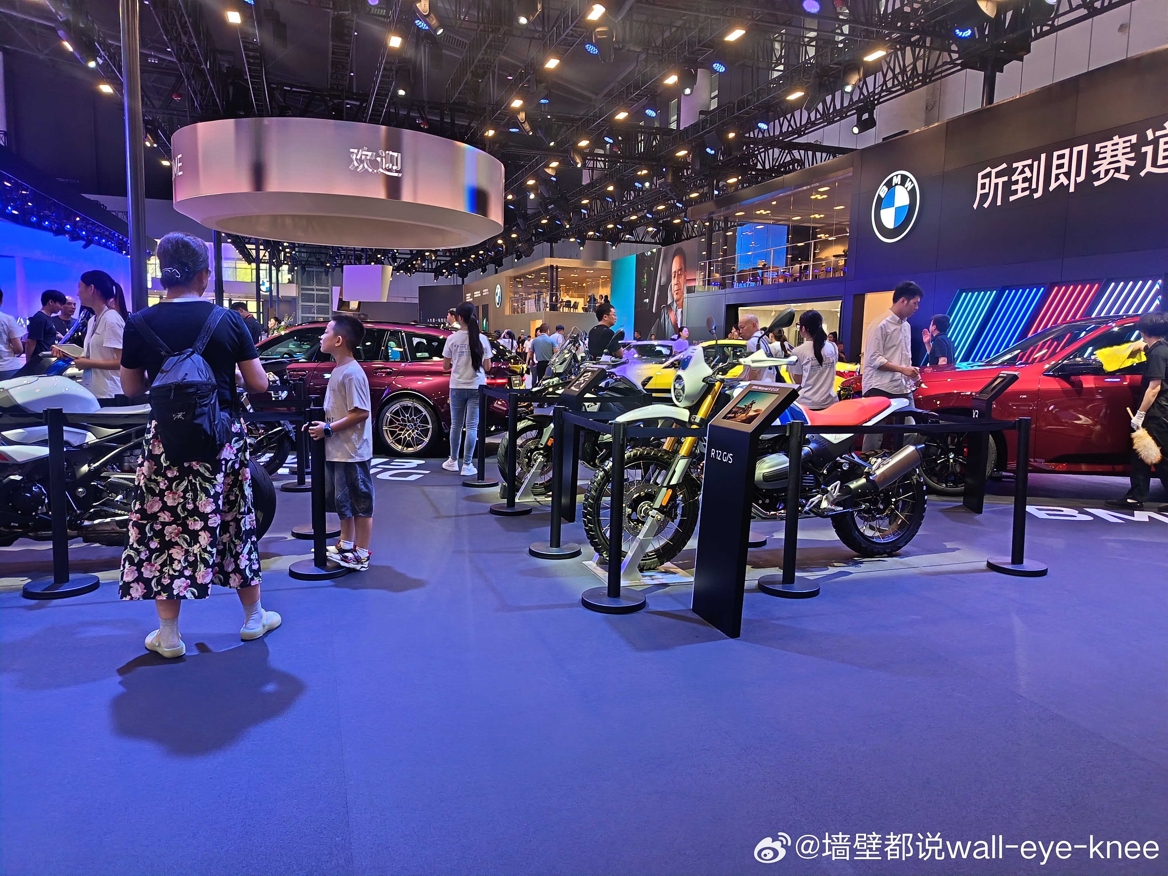 西博城车展🚗逛展结束🚙
百款新车、新能源、豪华车型一次性看够，沉浸式看车试驾简直不要太爽，开车手感绝绝子。
准备买车、凑热闹都可以来打卡，逛展体验感在线。

📍中国西部国际博览城
地址：四川天府新区福州路东段88号
 
🚇地铁：1/6/18号线「西博城站」D口出站直达；1号线「广州路站」F ​