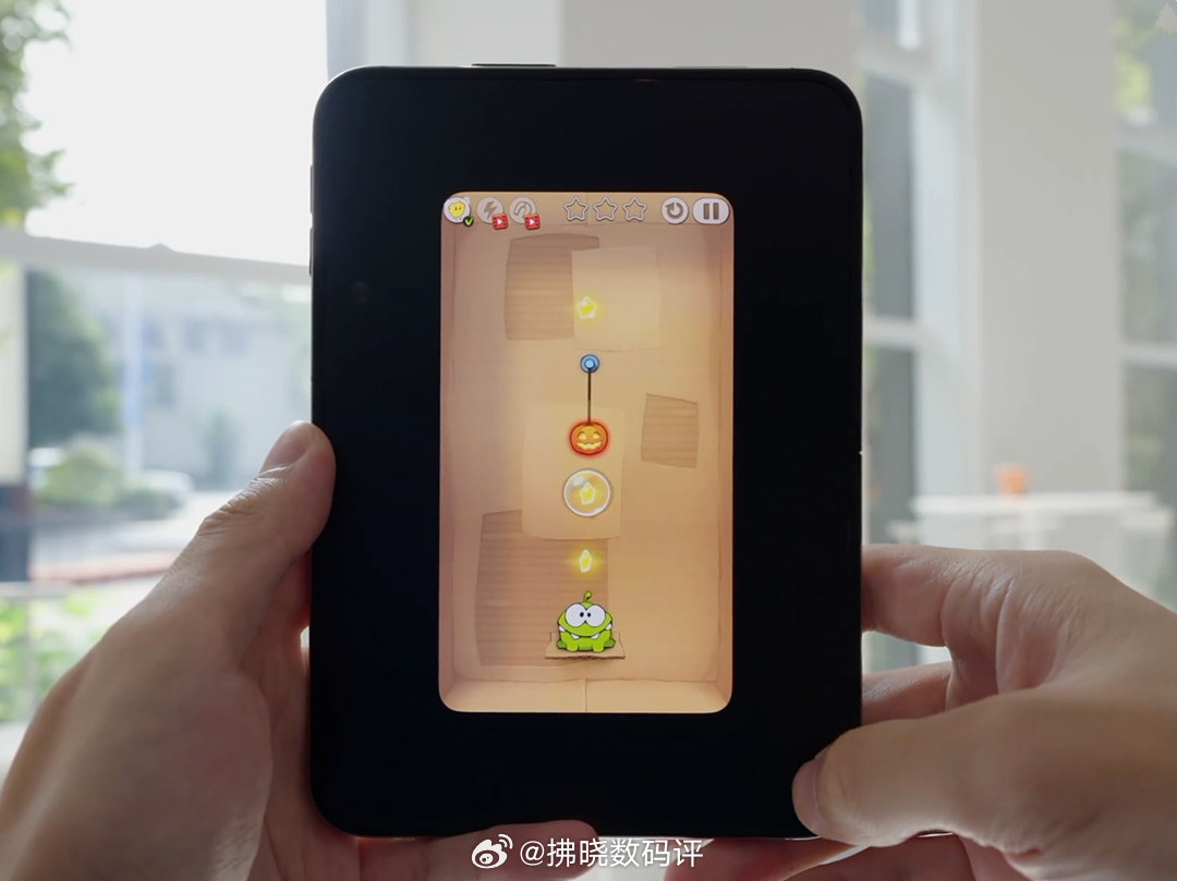 #iPhoneDuo约八成应用未适配# 
虽然没深度体验，但看了一下圈里大小V的评测，加上身边已经拿到真机小伙伴的反馈交流，可以确定这次iPhone Duo的应用适配是真的翻车了。

其实倒是不是什么“硬伤”，只是发的有点太着急了，就像某些大V所说的那样，有点“赶鸭子上架”了。真搞不懂为何不让主流APP厂商先 ​