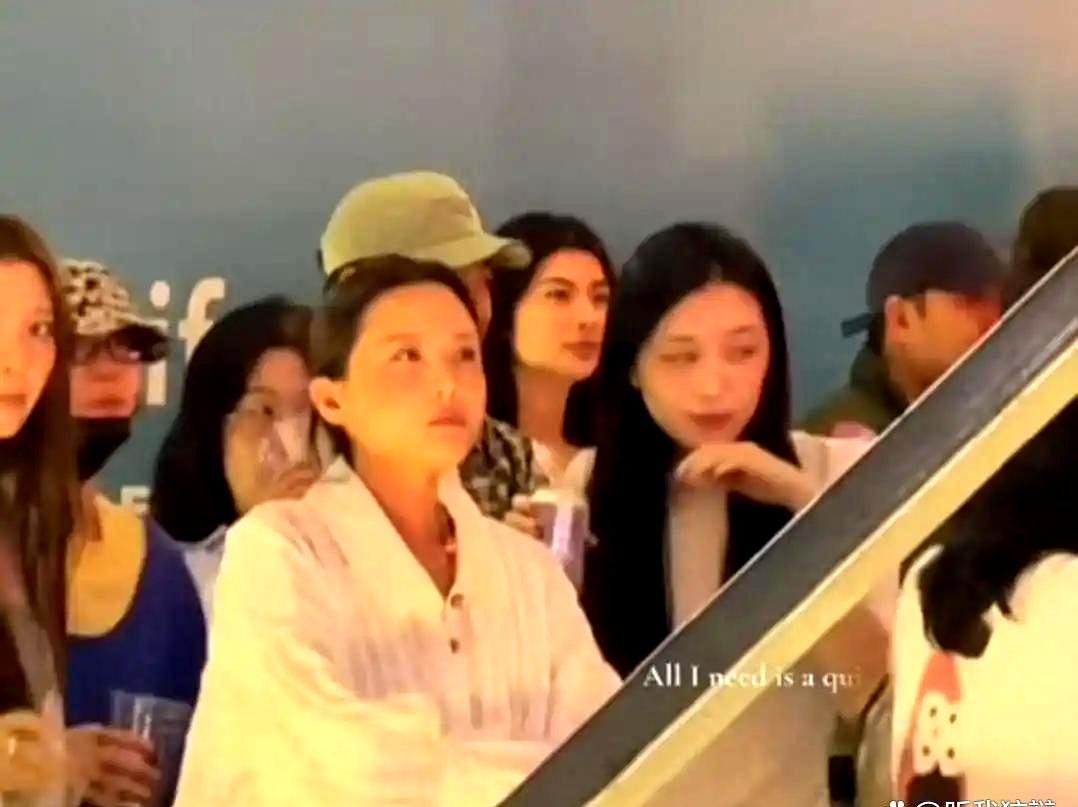 李嫣窦靖童宋妍霏音乐节合照曝光，李嫣一改往日风格长发披肩妆容出众，宛如第二个小王菲 ​