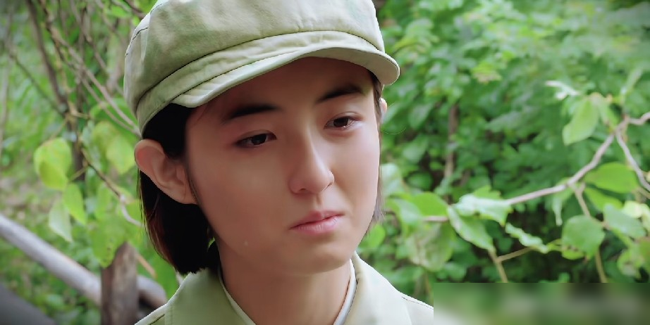 宋佳又拿金鸡女主提名，这回连网友都坐不住了。
《志愿军》里她那个角色，统共没几场戏，功能就是个女配，硬被报成女主角。反倒是张子枫那个全片贯穿的角色，被压得没声响。
关键是宋佳真不缺奖。电影金鸡拿过两回，电视剧三大奖刚大满贯。这提名频率，网友直呼逢奖必提。
评委奚美娟出来解释，说她那段表演喜怒哀