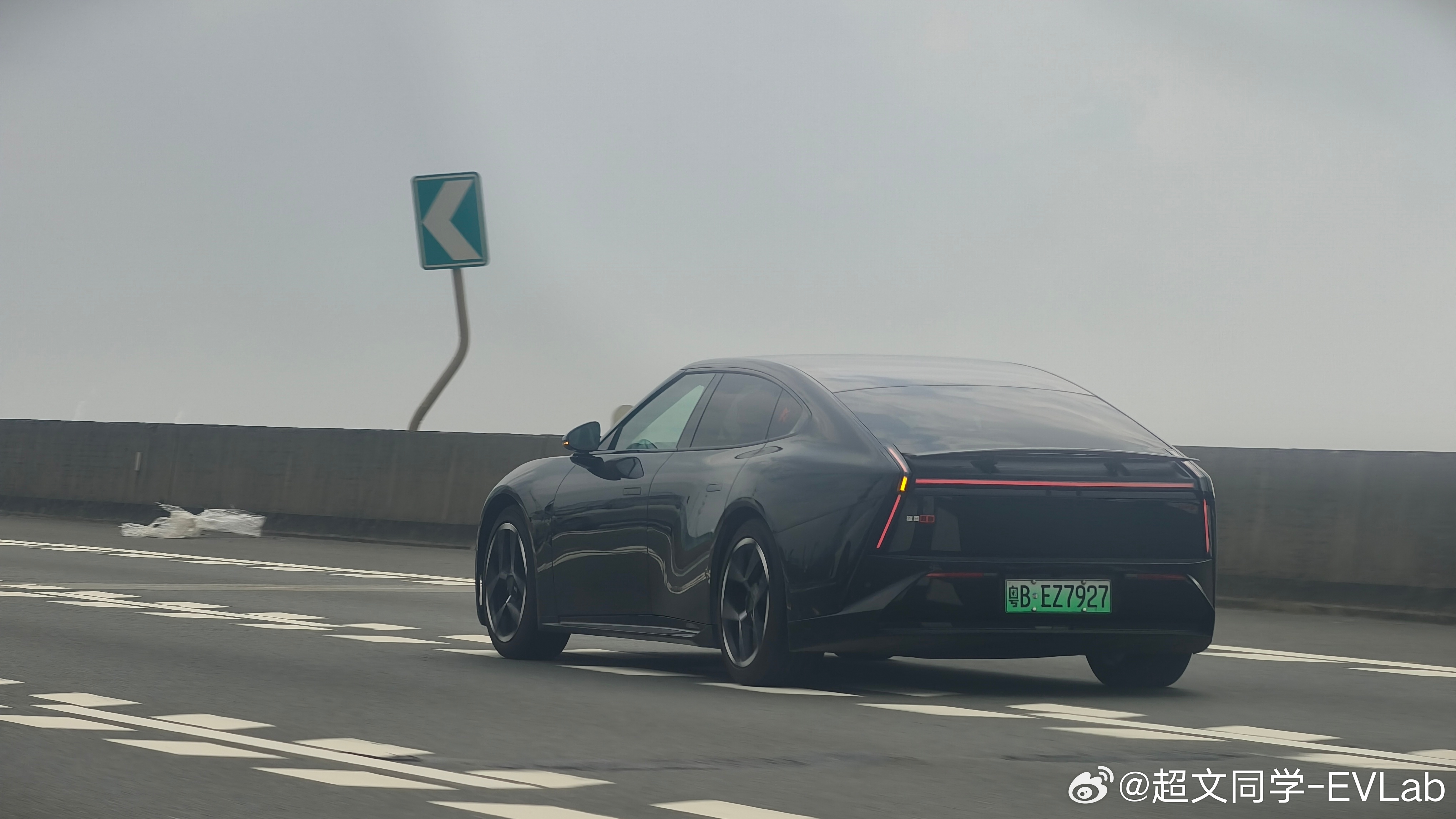 #油车电车10年成本账怎么算#
没什么好算的，一是现在买什么能源方式的车都差不多价格，二是无论是加油和充电都很方便，甚至还有的可以换电，三是用了这么久电车了，没觉得有什么问题，最直观的是，我每个月跑1000km，家里充电桩每个月电费不超过100元，那加油吧，起码四箱油，至少2000块吧。
怎么舒服 ​