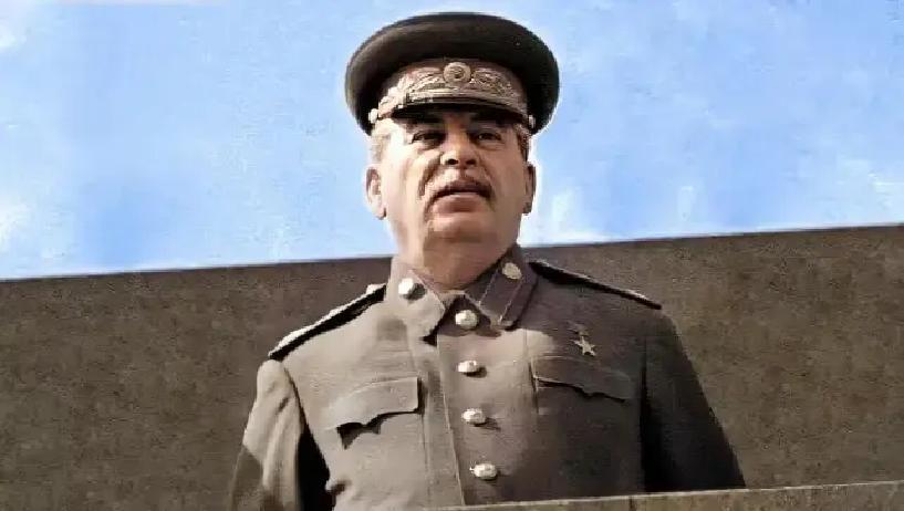 1943年，赫鲁晓夫儿子被判枪决，他为救儿子竟两次向斯大林下跪，尊严尽失。但最终儿子依旧被枪毙，赫鲁晓夫悲痛欲绝，他下定决心要报复斯大林！
 
斯大林格勒的庆祝欢呼还在莫斯科街头隐约回荡，赫鲁晓夫已经坐进了回程的汽车。他靠在座椅上，车窗外的灯光在他脸上一道道划过。司机从后视镜里看了一眼，没敢说话。