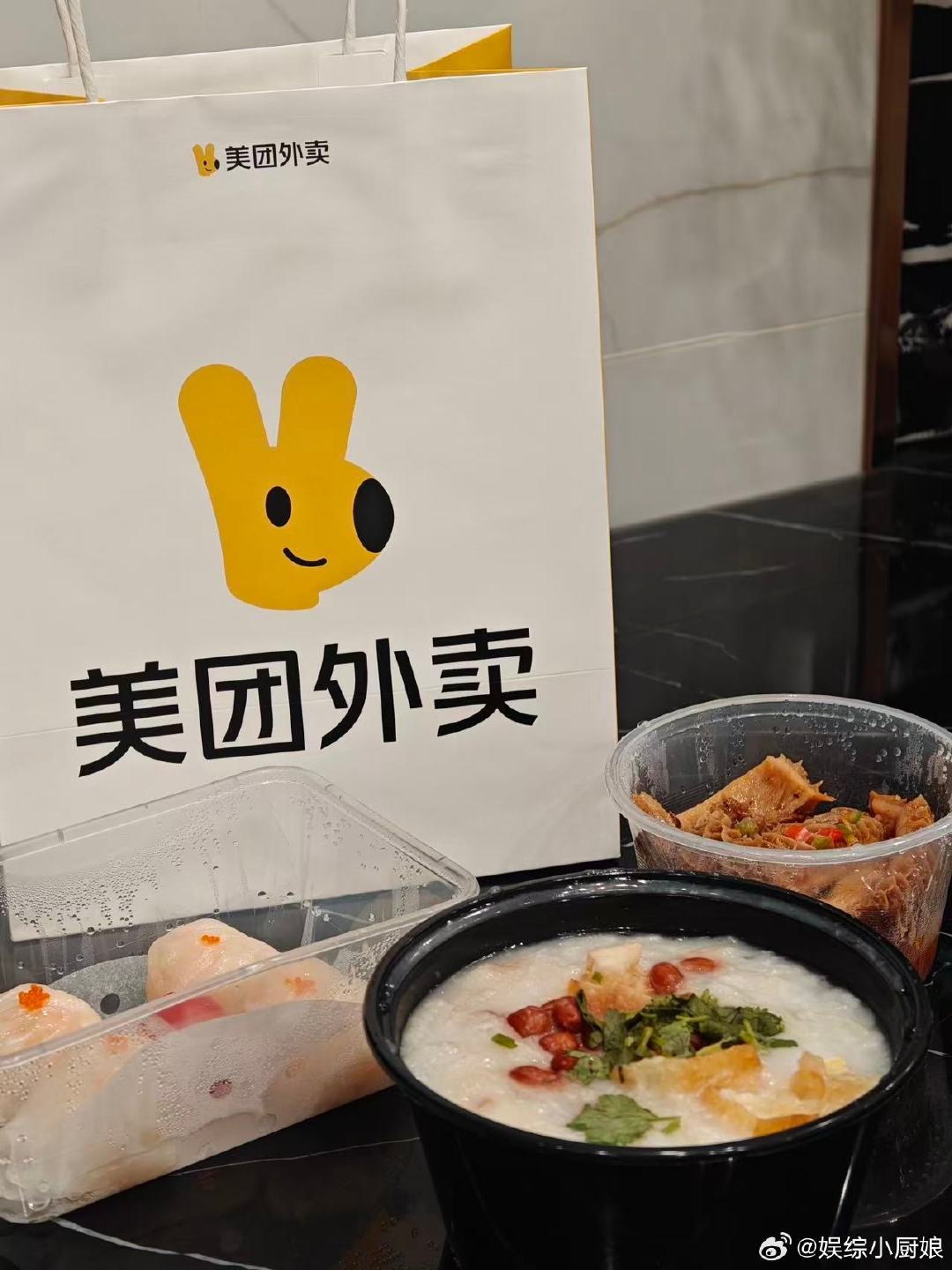 呜呜呜呜，国庆出来玩想吃当地排队王餐厅，眼巴巴快要馋疯了，但怎么好多人都在排队呀。果断选择上美团外卖点排队王餐厅，真是戳到俺们美食党的心巴上了，终于可以对大长队说拜拜了您嘞。心心念念的各种本地好吃的，我来了！#点排队王餐厅上美团外卖# ​