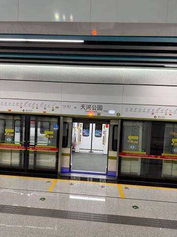 第一次在广州坐那么空的地铁🚇