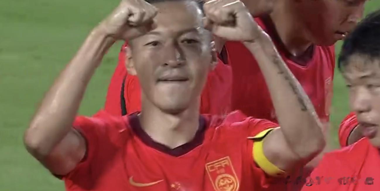 U23国足虽逆转朝鲜！但赢球背后却隐藏的巨大隐患！

2‑1逆转朝鲜，亚运男足拿下小组赛首胜，打破了多年面对对手不胜的魔咒，来之不易的胜利，但本场比赛暴露出来的问题，同样值得我们好好琢磨。

全场比赛，中国队大部分时间处于被动，控球率一度被对手压制到不足40%，早早0‑1落后，场面一度十分凶险。如果