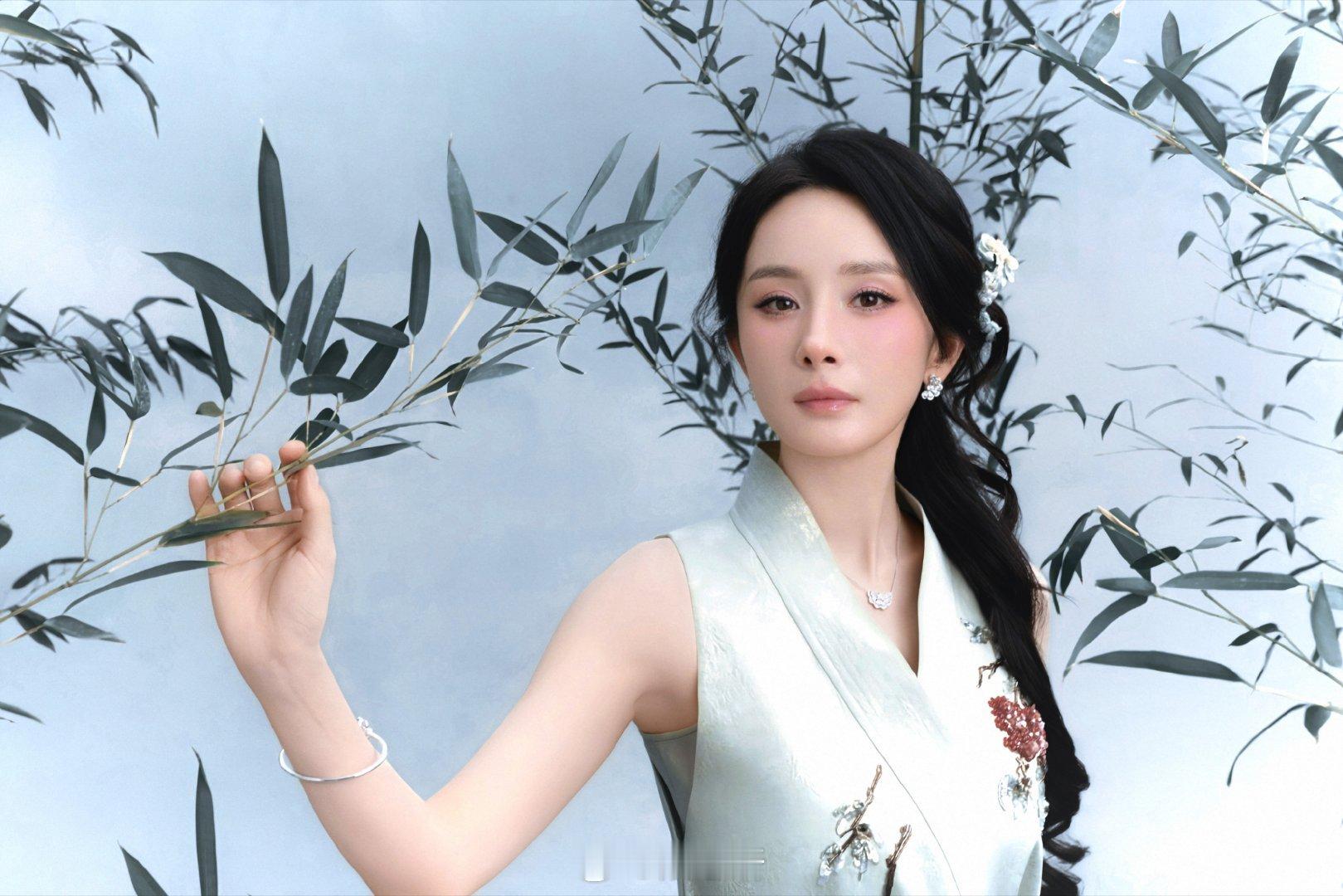 #杨幂这个活人感#幂姐的综艺感和活人感真的绝，即兴组织wink挑战，分寸感拿捏得当，前辈后辈都愿意配合互动。不生硬不做作，用轻松的小游戏活跃氛围，内娱就缺这种真实好玩的女艺人。🤗 ​