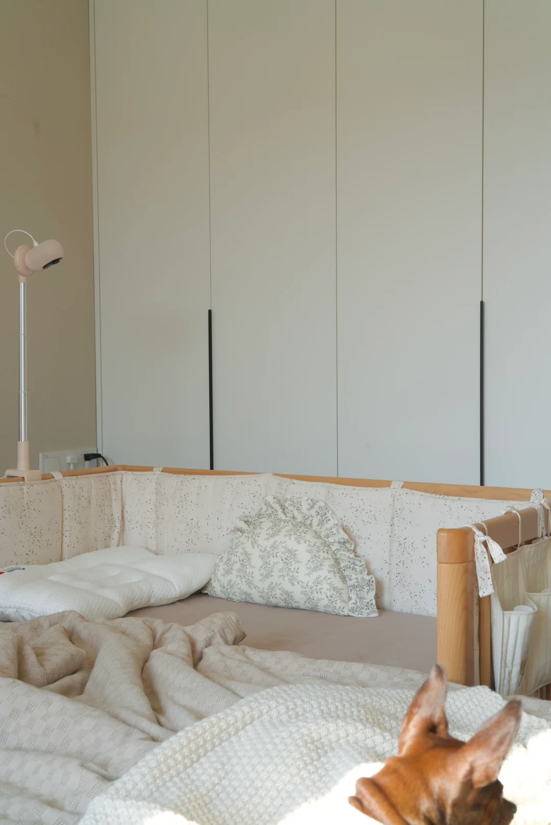 布置好婴儿床一角 会自动长出小孩去睡觉💤