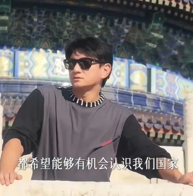 活动被取消又如何！吴奇隆：不赚钱也是这个立场！
 
国庆期间吴奇隆在天安门手举五星红旗为祖国庆生，还晒出小虎队三十多年前在此地的老合影，一句奔赴属于中国人的浪漫，满是岁月情怀。
就是这样简简单单的国庆祝福，却引发岛内部分势力不满，原定的棒球赛事开球活动被直接取消，主办方对外借口是他身体不适，明眼人都