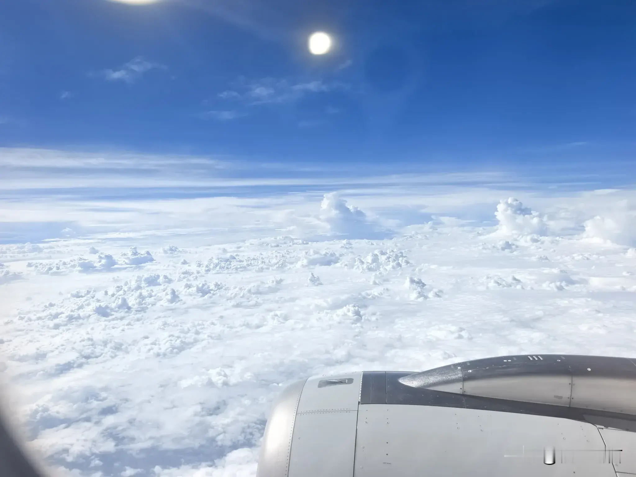 。只要美方持续发动空袭，战火就很难真正熄灭。
全球都在呼吁美伊重新回到谈判桌上，停止军事冲突，恢复海峡通道。
这场冲突的开端，就是美国开启代号“史诗怒火”、以色列开展“咆哮的狮子”军事行动，大规模打击伊朗本土，