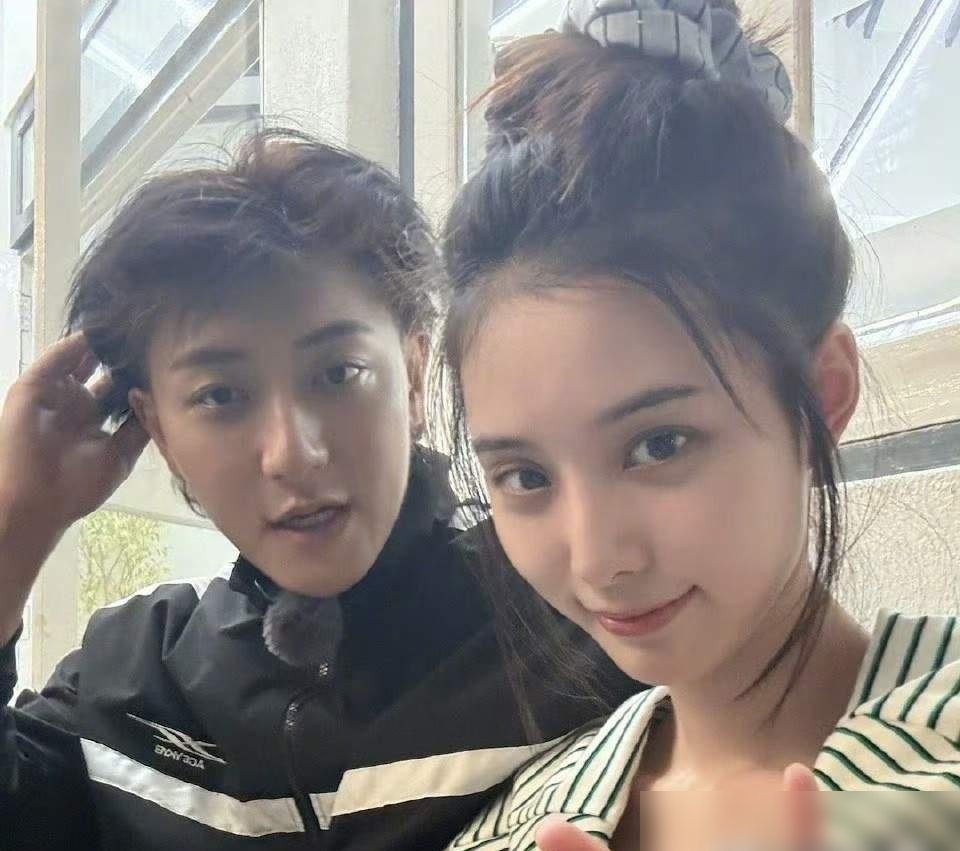黄子韬徐艺洋终于不藏了，儿子都两岁多了。
10月15号，徐艺洋甩出一张海边牵手背影照，一家三口。配文就一句，落日漫过海面，爱的人都在身边。黄子韬紧跟转发，直接喊话希望儿子健康长大。
隔天直播，徐艺洋全交代了。孩子剖腹产生的，两岁多，中国籍，以后就在国内长大上学。网传代孕、生俩，全是瞎编。
她说