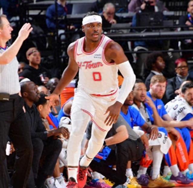 霍勒迪告别NBA，独闯欧洲篮球
      
        阿隆·霍勒迪的职业生涯最近来了个大转弯。上赛季结束后，这位火箭队的后卫并未能获得续约合同，他的离开似乎早已成定局。尽管联盟中仍有不少球队对他表示出兴趣，但令人意外的是，霍勒迪拒绝了所有NBA球队抛来的橄榄枝，选择远赴欧洲赛场，开启一段全新