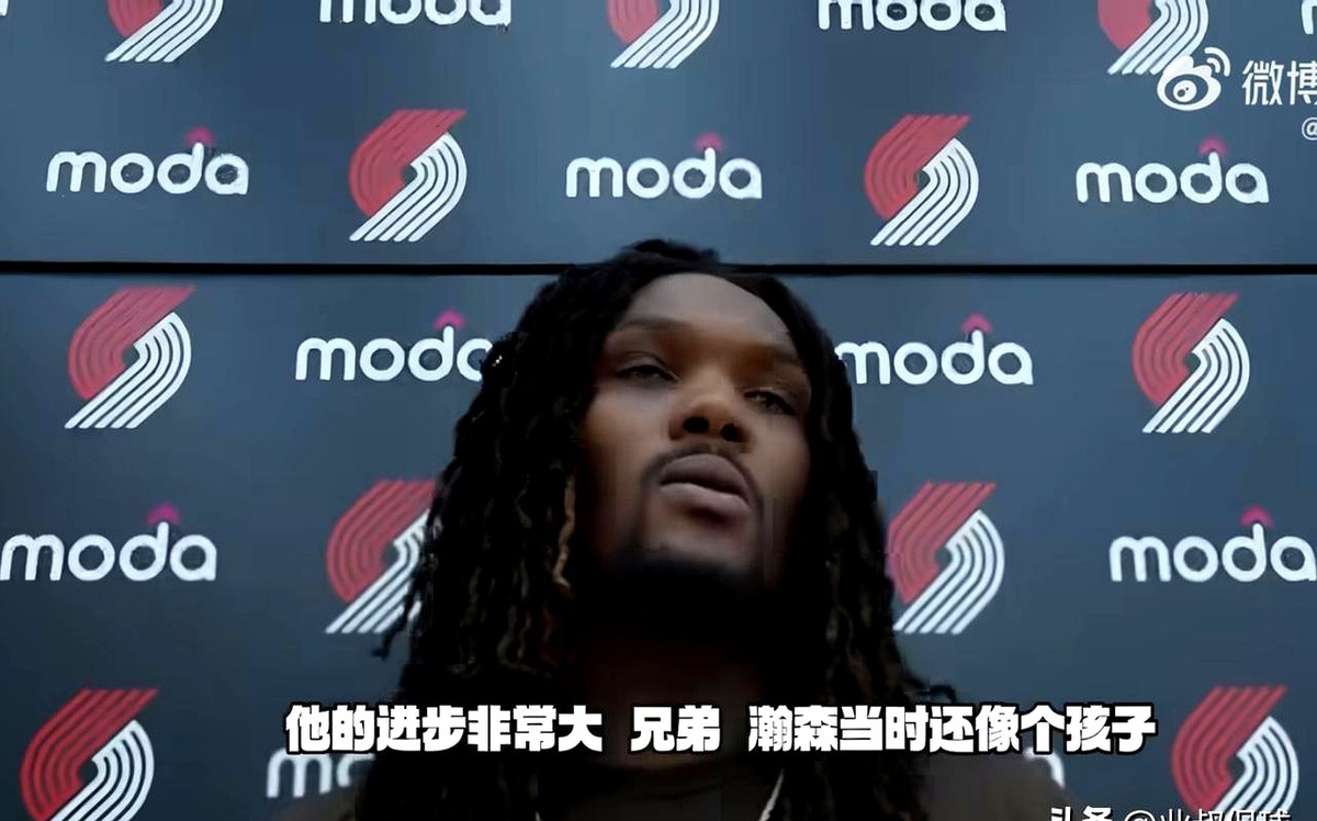 同位置直接竞争上岗，训练结束罗威居然主动给杨瀚森开小灶手把手教防守。

本以为是抢饭碗的假想敌，这位开拓者二号中锋却一点没藏私。他当面肯定杨瀚森防守习惯变好了，不再乱掏球，卡位也扎实，随后直接点破命门：防守必须大声指挥队友，哪怕喊错也别犹豫。

同位置内卷成这样还能倾囊相授，杨瀚森这波确实赚大了。就