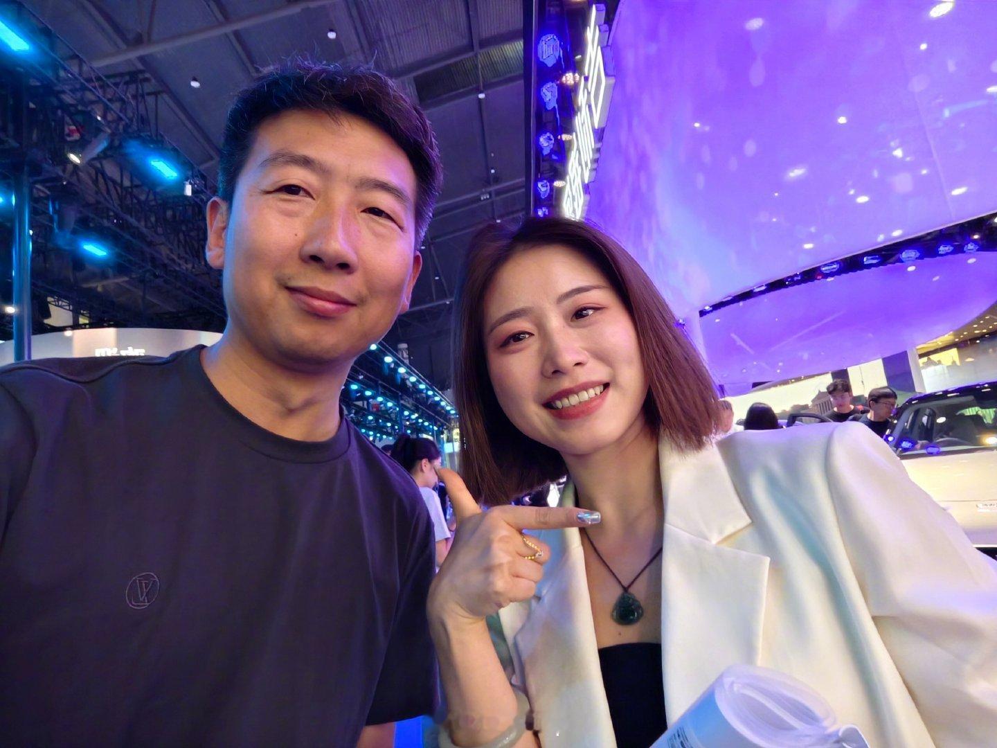 成都车展认识了一位明星小姐姐 ​