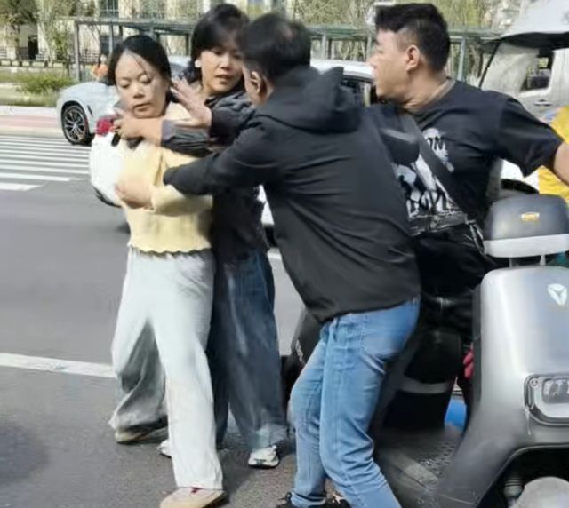 马路女杀手，钝器猛砸头部

10月12日13时44分，成都青白江凤祥大道，曹某某（32岁）与向某（31岁）因电动车行车纠纷起冲突，曹某某抄起U型锁猛砸对方头部、手臂，致向某鼻骨、手臂损伤。民警到场当场控制曹某某，伤者送医，无生命危险。

视频一出，“打死人”“眼球破裂”“头骨碎了”满天飞。警方通报打