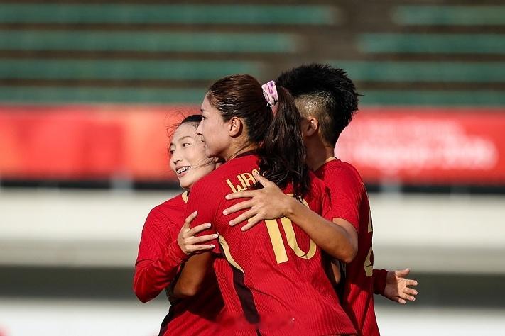 【#中国女足小组赛三战皆有失球##中国女足5比1菲律宾女足#】

北京时间9月21日下午，在日本岐阜市长良川纪念中心体育场进行的名古屋亚运会女足比赛G组最后一轮角逐中，中国女足吸取小组赛第2轮大幅轮换主力、进攻乏力1比1战平乌兹别克斯坦女足的教训，于此役尽遣主力，以5比1击败菲律宾女足，以2胜1平 ​