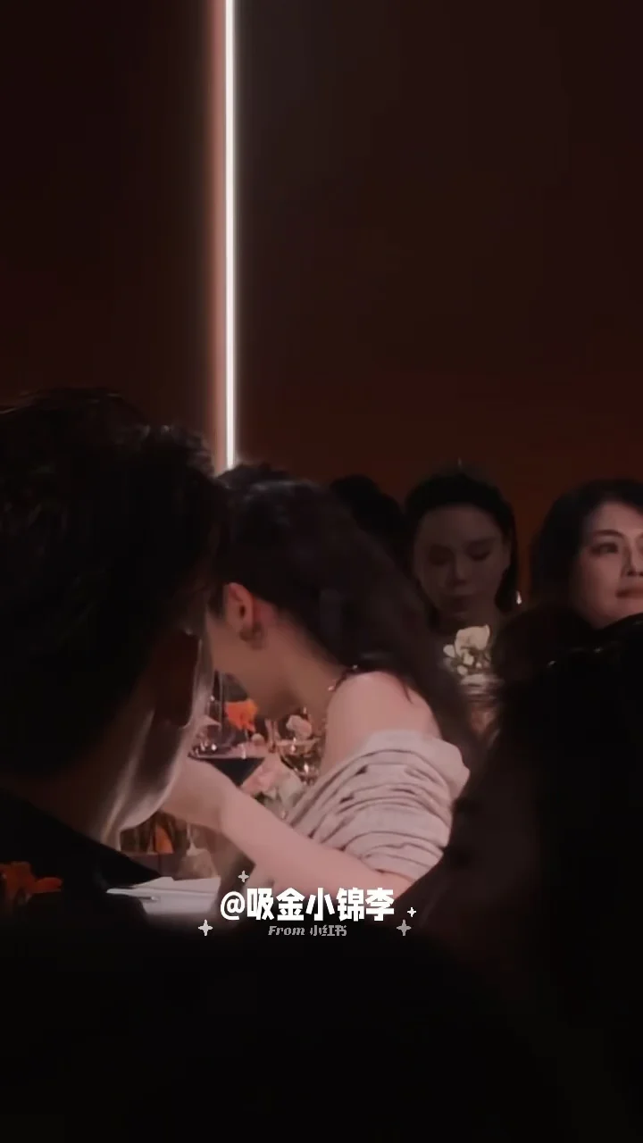 hhh这里反应好可爱所以是被什么逗笑了🤣