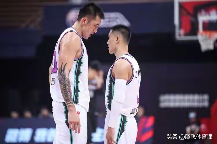 山东媒体人:陶汉林一年C类合同留山东是情怀。

最近，山东高速男篮公布新赛季阵容合同，其中队长高诗岩以两年顶薪合同继续留守山东男篮，而效力于山东男篮17个赛季的陶汉林与球队仅签约一份C类合同。

山东媒体人认为，陶汉林于2009赛季正式上升山东男篮一队，也是山东队现役球员效力时间最长的球员，可以说陶