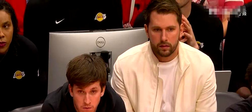 你说这俩人心里面啥滋味？    东契奇和里弗斯，这俩哥们儿估计心里五味...