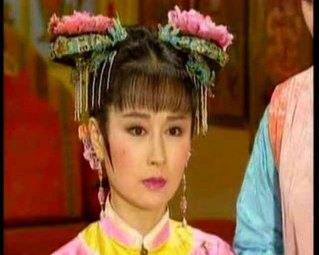 尔冬升演的多尔衮眼里满是算计和野心，马景涛演的却只顾着咆哮谈恋爱。

回看老版一代皇后大玉儿，尔冬升和潘迎紫是真在搞事业。两人互相利用又互相防备，这才是真实的人性。刘青云演的皇太极喜怒无常，逼得后宫哲哲、海兰珠和大玉儿抱团取暖，根本没空搞争宠。

大玉儿失宠，全靠自己脑子转得快破局。再看后来的孝庄秘
