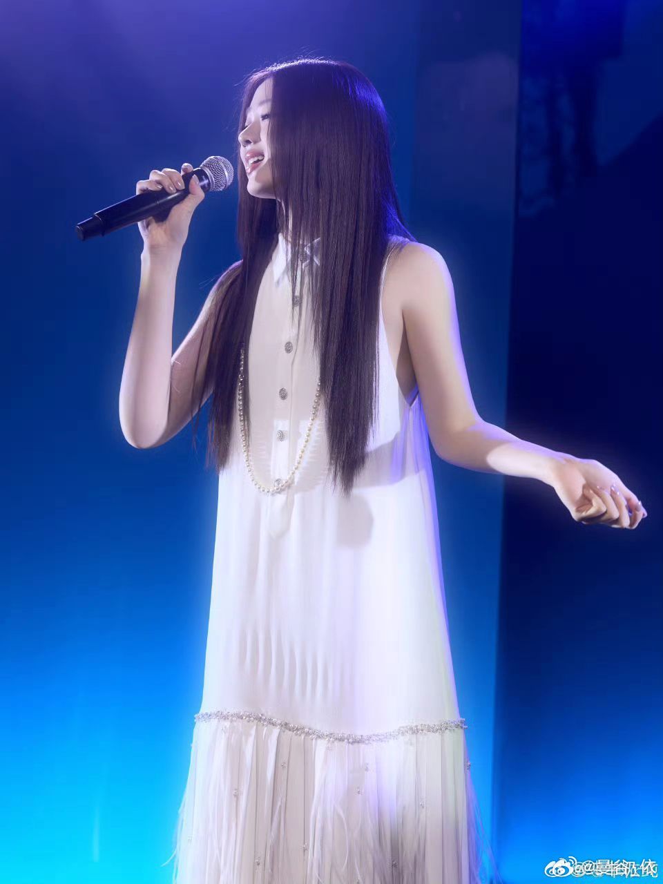 #单依纯[超话]##单依纯的生活画簿# syc#单依纯最新采访# syc#单依纯巴黎看秀状态# suc#单依纯珠玉# 

你走的每一步都算数，未来还有一座又一座的山，我们还会陪你翻过！

​