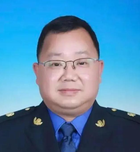 10年前，安徽副镇长开网约车被罚，免去职务。10年后，他的结局让人感慨。

按照多数人的常规印象，乡镇副镇长好歹属于体制内基层小干部，日子体面安稳受旁人敬重，完全没法和深夜跑活赚辛苦钱的网约车司机联系到一起。
 
当年这件事爆出来时，几乎所有人的第一反应都是批判，觉得他贪心不足、不守规矩，拿着公职的