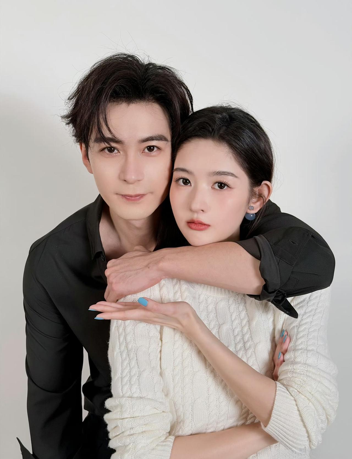 一张来路不明的“登记编号”，凭什么就能把两个演员架上“隐婚离婚”的热搜？!先说事情本身：9月22日，有网民爆料称王玉雯与杨玏前年在大兴民政局办了离婚，还抛出了所谓的“登记编号”。但翻遍全网，没有红本、没有回执、没有当事人认领，连一张带公章的截图都找不到。真实情况是两人2020年合作《纵有疾风起》低调