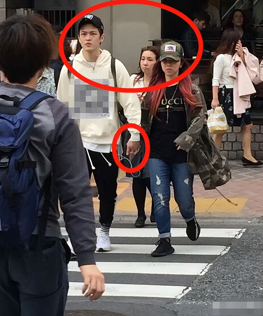 邓紫棋婚讯传闻愈演愈烈！港媒爆料她与相恋 8 年的造型师男友 Mark 在纽约低调完婚，消息源自男方亲友圈。最值得玩味的是经纪公司态度大反转：2020 年直接否认 &34;太好笑了&34;，2022 年调侃 &34;我们都不知道&34;，这次却只回应 &34;艺人私生活无回应&34;。


她刚以 182 场巡演拿下吉尼斯纪录，事业登