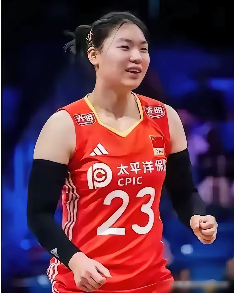 中国女排最大短板不在主攻，这个位置才拖了中国女排后腿！
亚锦赛中国女排输给泰国队，第一时间没能拿到洛杉矶奥运会门票，太可惜了！但竞技体育就是这样，输赢就在眨眼功夫。
这场2-3输得真憋屈，问题到底出在哪？根本不是主攻不下球，而是二传的调度和串联太僵硬！分析得好，咱们现在的战术体系老旧单一，场上只