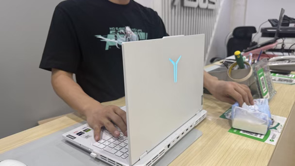 进来看白色拯救者！