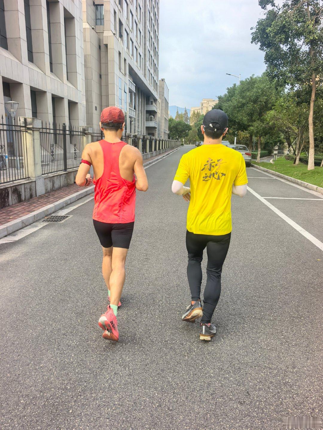 今天跑步11.11公里，跟步频200大神一起跑，偶尔跟一跟步频。
能不能运动到老！#77岁奶奶健身半年多练出肌肉线条#浙江衢州一位77岁的白发奶奶，今年2月开始坚持力量训练，不仅练出肌肉线条，更实现了腰痛消失从未再崴脚的健康蜕变。#跑步[超话]# ​