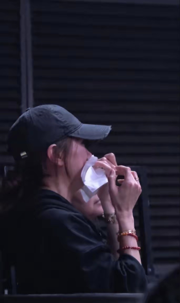 袁咏仪真的是嘴硬心软的代表，曾经对外说张智霖，郭富城，沈嘉伟以及律师朋友是四条废柴，言外之意就是这四个人经常聚在一起打麻将，不是什么上进的人士，可是张智霖在演唱会上说出律师朋友去世的信息，袁咏仪哭的比张智霖还惨，明显就是对律师朋友的感情也特别深厚的。
因为郭富城，沈嘉伟以及律师朋友，经常邀请张智霖打