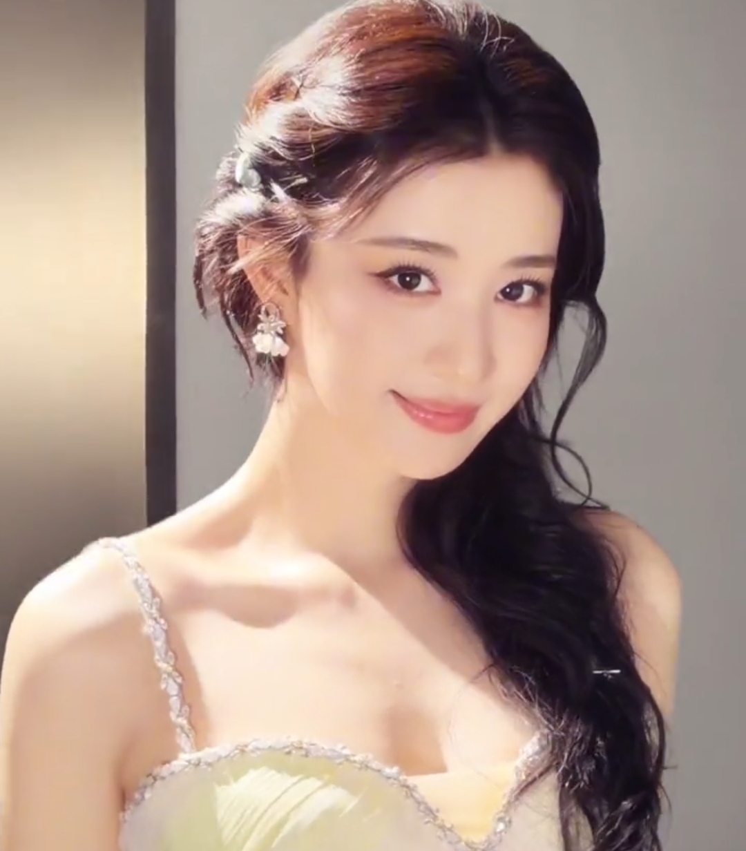 好美的王楚然 看了秒火 男帅女美 绝配的颜值，俊俏曼妙，精致妩媚，妖娆多姿，女神如斯。娱乐