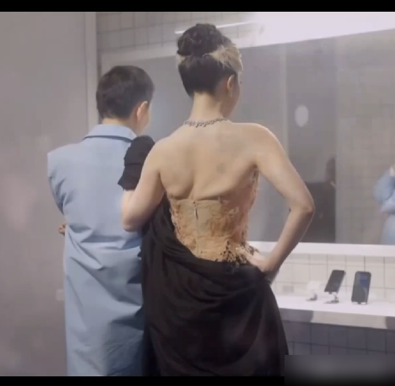 刘亦菲这次在苏州压轴走VOGUE红毯，后台那组没滤镜的图一出来，好多人不看造型了，专门盯着她后背和肩膀说事。


看新闻里说，这是她连着第三年压轴，2024年深圳，2025年上海，今年轮到苏州，主办方给的是4分半的超长单人镜头，她一个人站在红毯上定了49秒没动。礼服是黑金羽毛那种，一片一片往下铺，评
