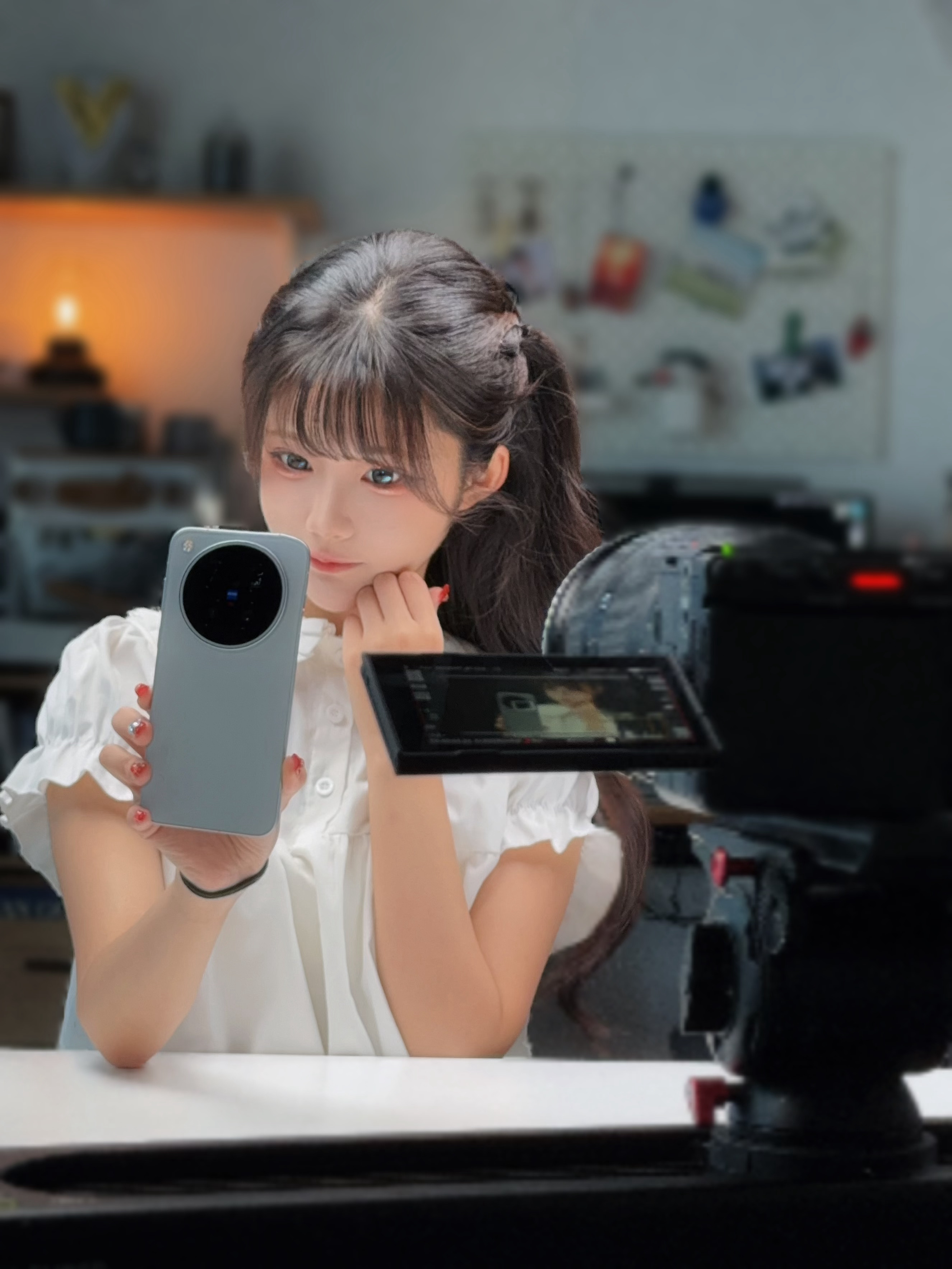 同事刚看完vivo X500发布会，现场搞得跟影视配件展一样，这次硬件升级重点落在影像传感器与动态范围优化，专门针对复杂光影场景做了调校，看起来就是为舞台、暗光这类高难度拍摄准备的。

我们很快会带着这台X500，去到一场舞美极为带劲的史诗级演唱会现场做实测，密集灯光、明暗剧烈切换的舞台环境， ​