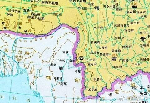 明朝有一句非常硬气的国策：“不和亲，不纳贡，不割地，不赔款。”对比汉朝送公主去匈奴，宋朝给辽金西夏送岁币，明朝这几个字听着就提气。可就是这么一个硬骨头的王朝，在万历年间却做了一件让人想不通的事——眼睁睁看着缅甸东吁王朝吞并了今天缅北的大片领土，面积超过百万，连个像样的反击都没有。明军打不过缅甸吗？恰恰相反，明缅战争中，明军几乎没输过，甚至一路打到缅甸国都附近。明朝没钱打仗吗？也不对，万历中兴时期，张居正的一条鞭法搞得有声有色，国库充裕得很。那就奇怪了。打得过，也耗得起，为什么还是把地丢了？先看第一个说法：明朝怕东吁王朝。东吁王朝确实是缅甸历史上最强盛的封建王朝，但说明朝怕它，那就太离谱了。缅甸在明朝眼里就是弹丸之地，明军随便出动一支偏师就能把它打得找不着北。万历十二年，明军一路势如破竹，逼得盘踞陇川的缅甸丞相岳凤出来投降。这叫怕？再看第二个说法：明朝负担不起战争。万历年间确实打了“三大征”——宁夏之役、朝鲜之役、播州之役，花了不少钱。《明史》里说“国用大匮”，听着挺吓人。可实际上，...