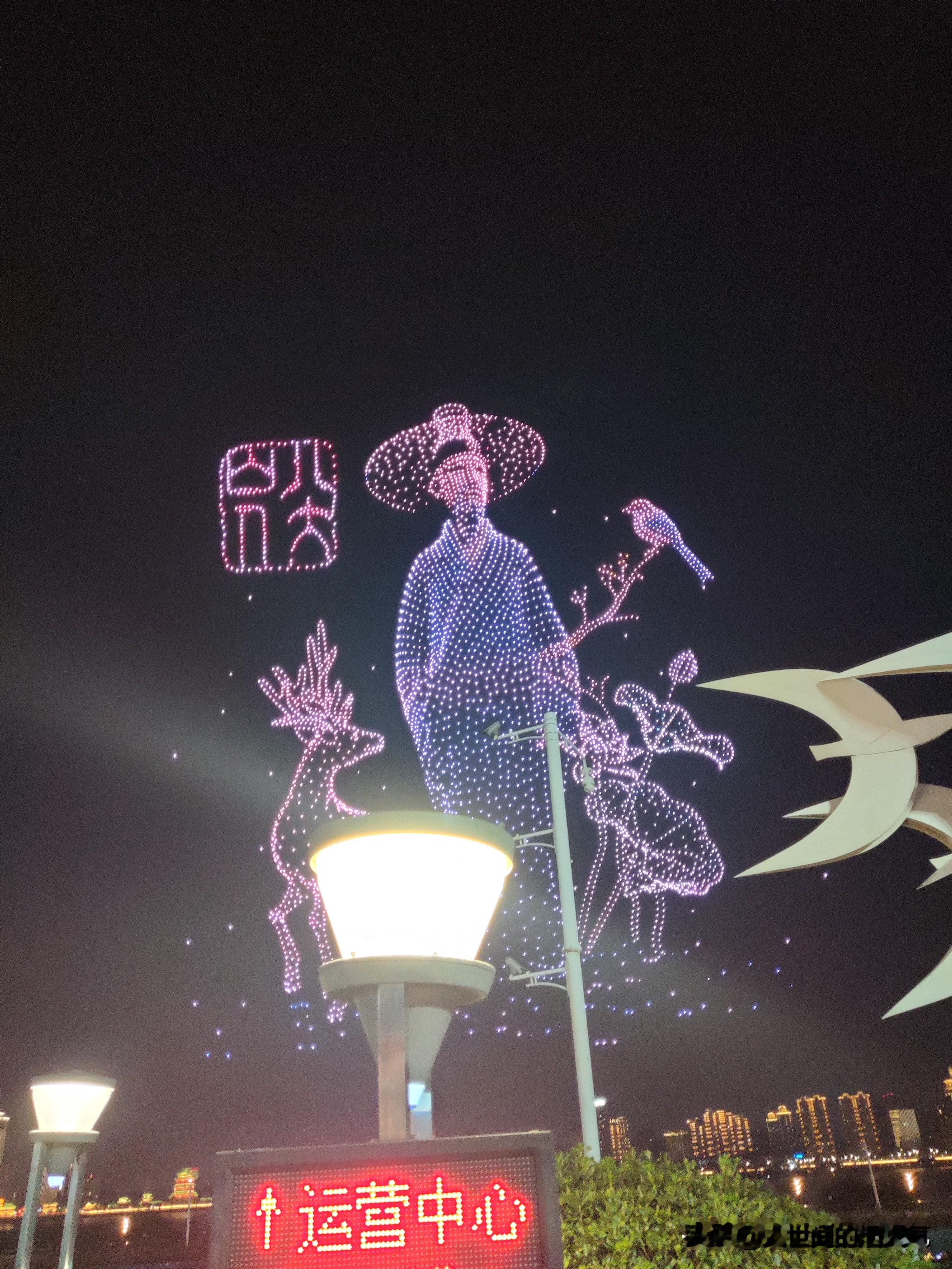 南昌秋水广场无人机表演，至少大几万人参与，一个李渡酒，江铃汽车，一朵花就没了[捂脸]，不知道是不是临时拼凑的，性价比太低了，像demo，不像是正式活动