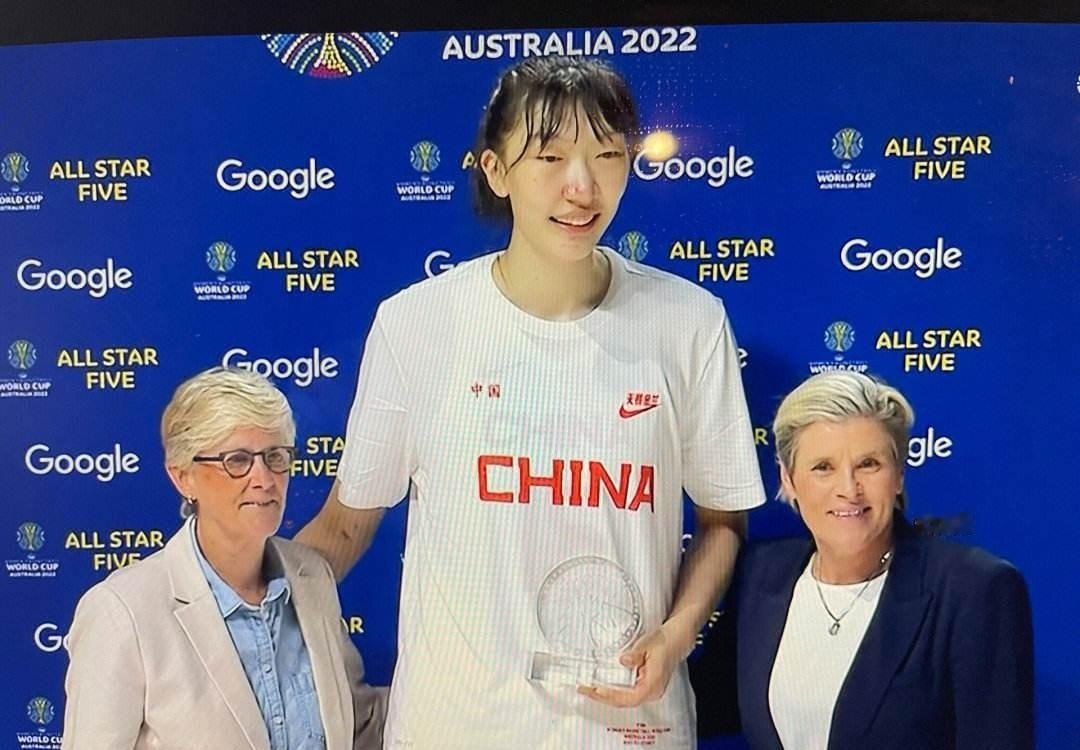韩旭、张子宇入选中国女篮世界杯大名单，李月汝因为护照遗失的意外情况遗憾缺席本次赛事。
 
这次缺席并不是球员竞技状态出现问题，而是护照在邮寄过程当中丢失。相关方面已经尽力去协调补救，可受赛事报名截止时间限制，终究没能赶上，四年一届的世界杯就这样擦肩而过，很多球迷心里都觉得惋惜。李月汝本人也对外表态，