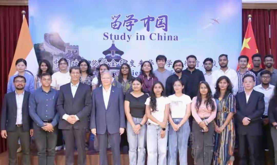在中国留学的印度留学生坦言：班里同学吵翻了，有人觉得中国该帮印度，有人却说印度早已错过机遇！
在咱们班里，经常能听到印度留学生聊起中印关系，大家都各执一词，聊着聊着就能吵起来。
有人觉得，中国作为邻居，这时候真该拉印度一把，帮他们解决点实际困难。
可另一拨人完全不这么看，他们觉得两 ​