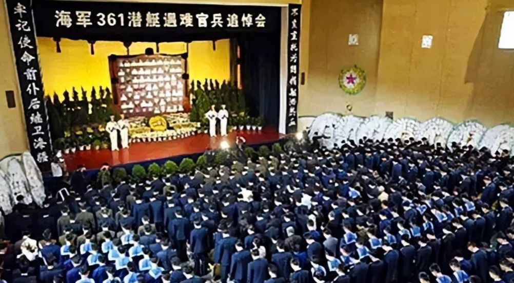2003年，中国海军做出了有史以来最严重的一次处分，我国海军司令员、海军政治委员、北海舰队司令员、政治委员等四人，均遭到了严重处分，这次处分是新中国建国以来头一次！原因竟是渔民发现了一艘潜艇。

主要信源：（中国宁波网——我海军一潜艇失事70名官兵遇难 江泽民表示哀悼）

威海的老刘头在渔船上眯着眼