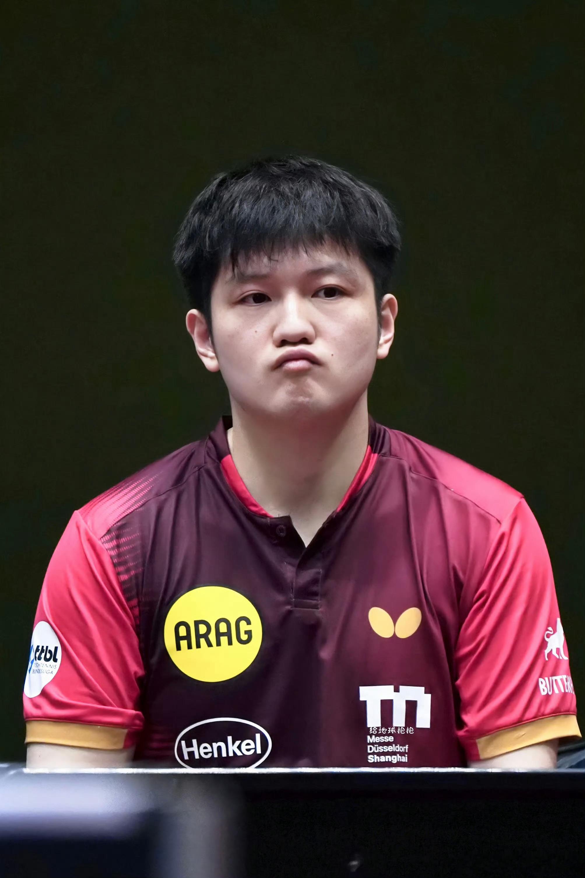 #樊振东德甲获俱乐部力挺#有人说，远赴德甲的樊振东，终于不再是只追求胜利的“夺冠机器”。在这里，他不必背负所有期待与压力，不必为每一次失误自我内耗。赢球时，有全员并肩欢庆荣光；失利时，有团队温柔兜底撑腰。俱乐部的无条件力挺，让我们看到竞技体育最动人的模样：不止有胜负输赢的热血，更有 ​
